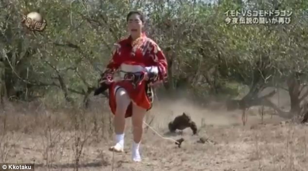 Plantilla de meme Komodo Chasing 