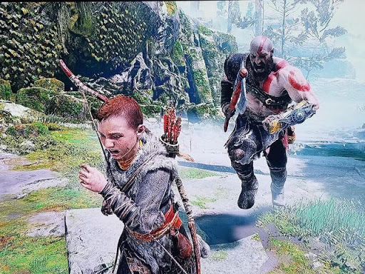 Plantilla de meme Kratos chasing Atreus