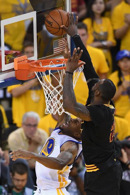 Plantilla de meme Lebron blocking Iguodala