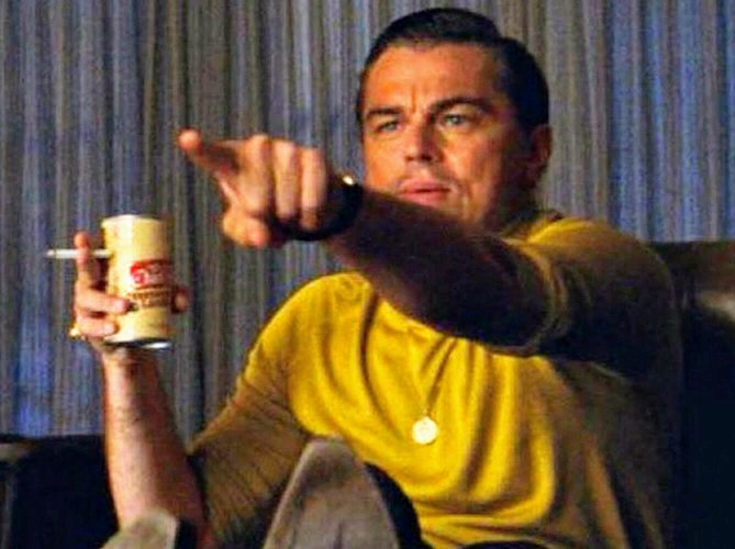 Plantilla de meme Leonardo Dicaprio pointing at tv