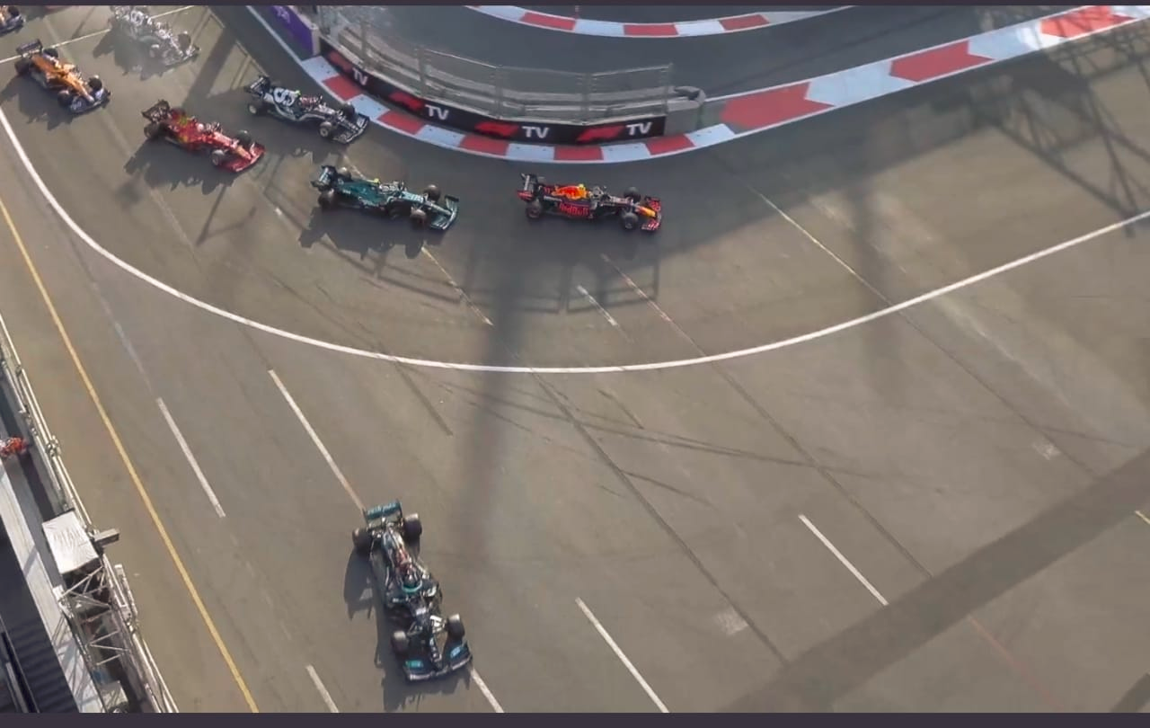 Plantilla de meme Lewis Hamilton going wide