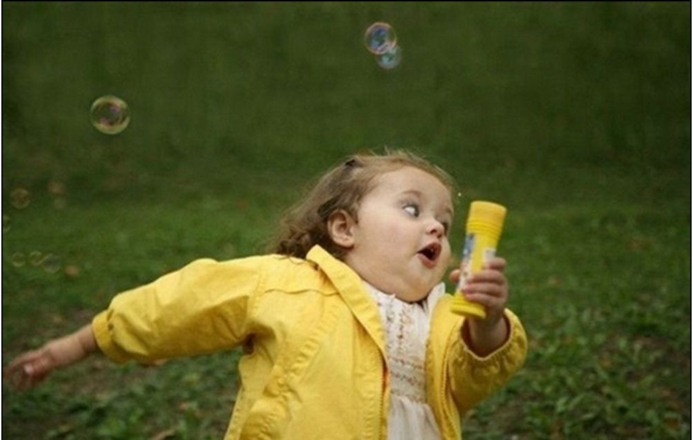 Plantilla de meme Little Girl Running Away