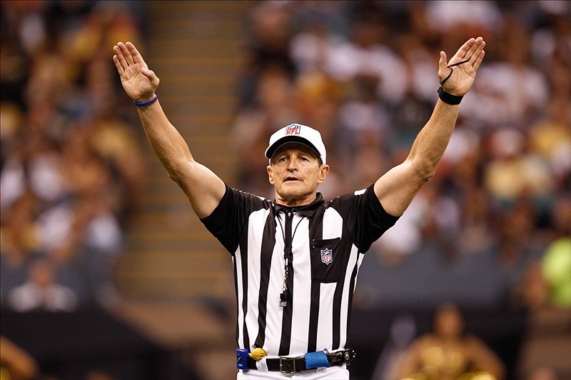 Plantilla de meme Logical Fallacy Referee NFL #85