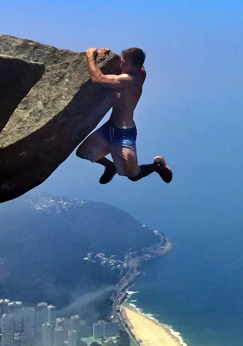 Plantilla de meme Man Hanging from a Cliff
