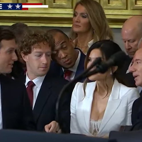 Plantilla de meme Mark Zuckerberg looking at Bezos Wife