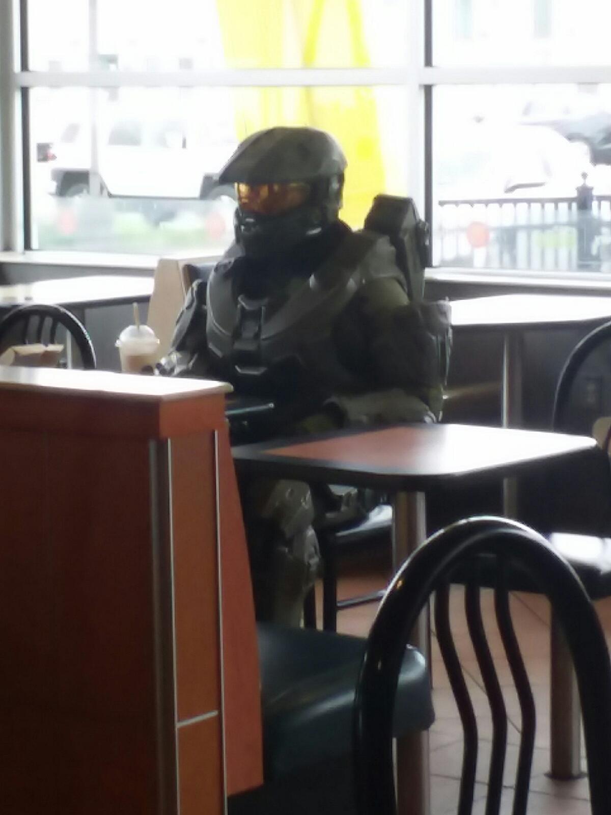 Plantilla de meme Master Chief In McDonalds