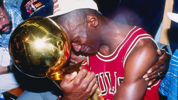 Plantilla de meme Michael Jordan hugging trophy