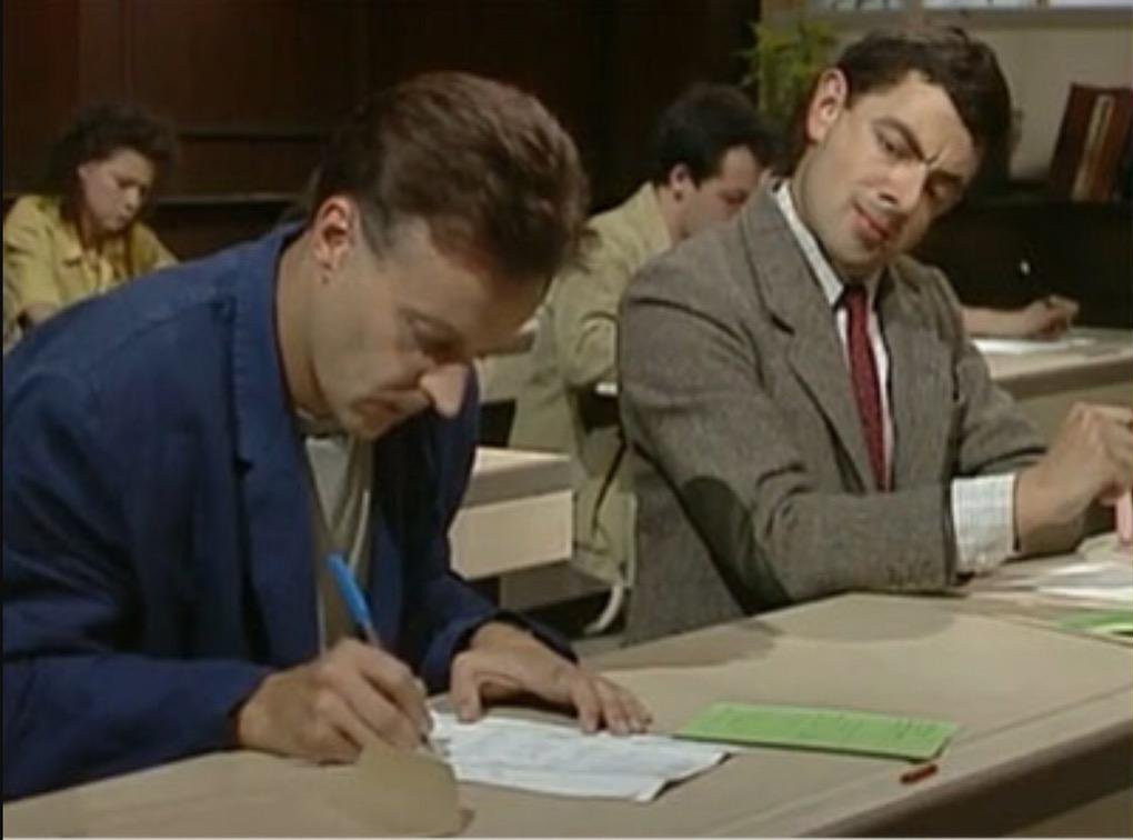 Plantilla de meme mr bean cheats on exam