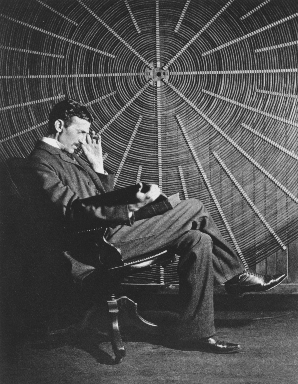 Plantilla de meme Nikola Tesla in front of spiral coil