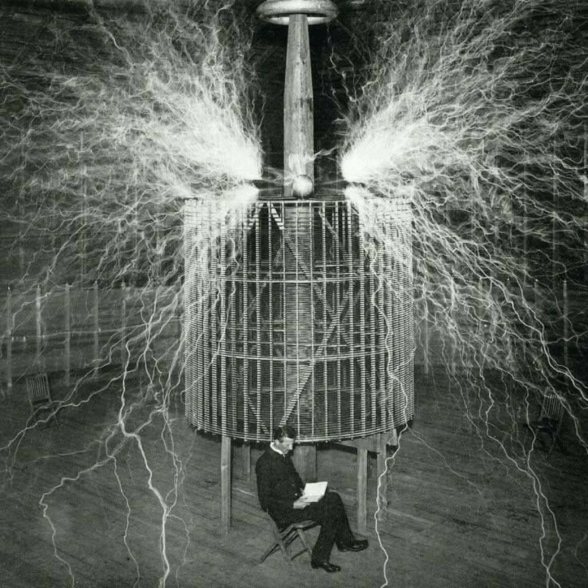 Plantilla de meme Nikola Tesla Just Chilling Reading a book