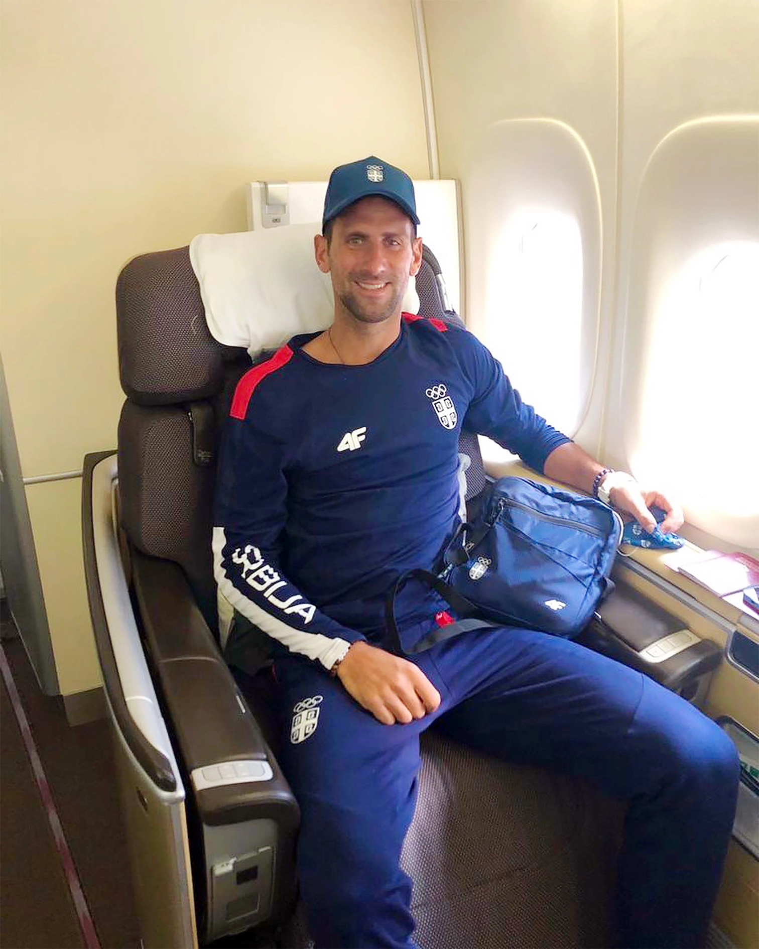Plantilla de meme Novak Djokovic Returning to Serbia from Australia