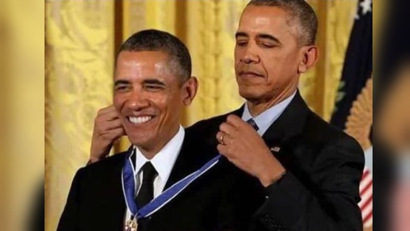 Plantilla de meme Obama giving Obama award