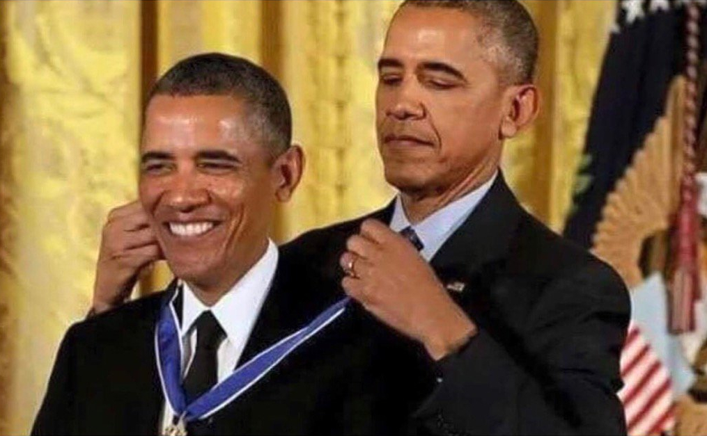 Plantilla de meme obama medal