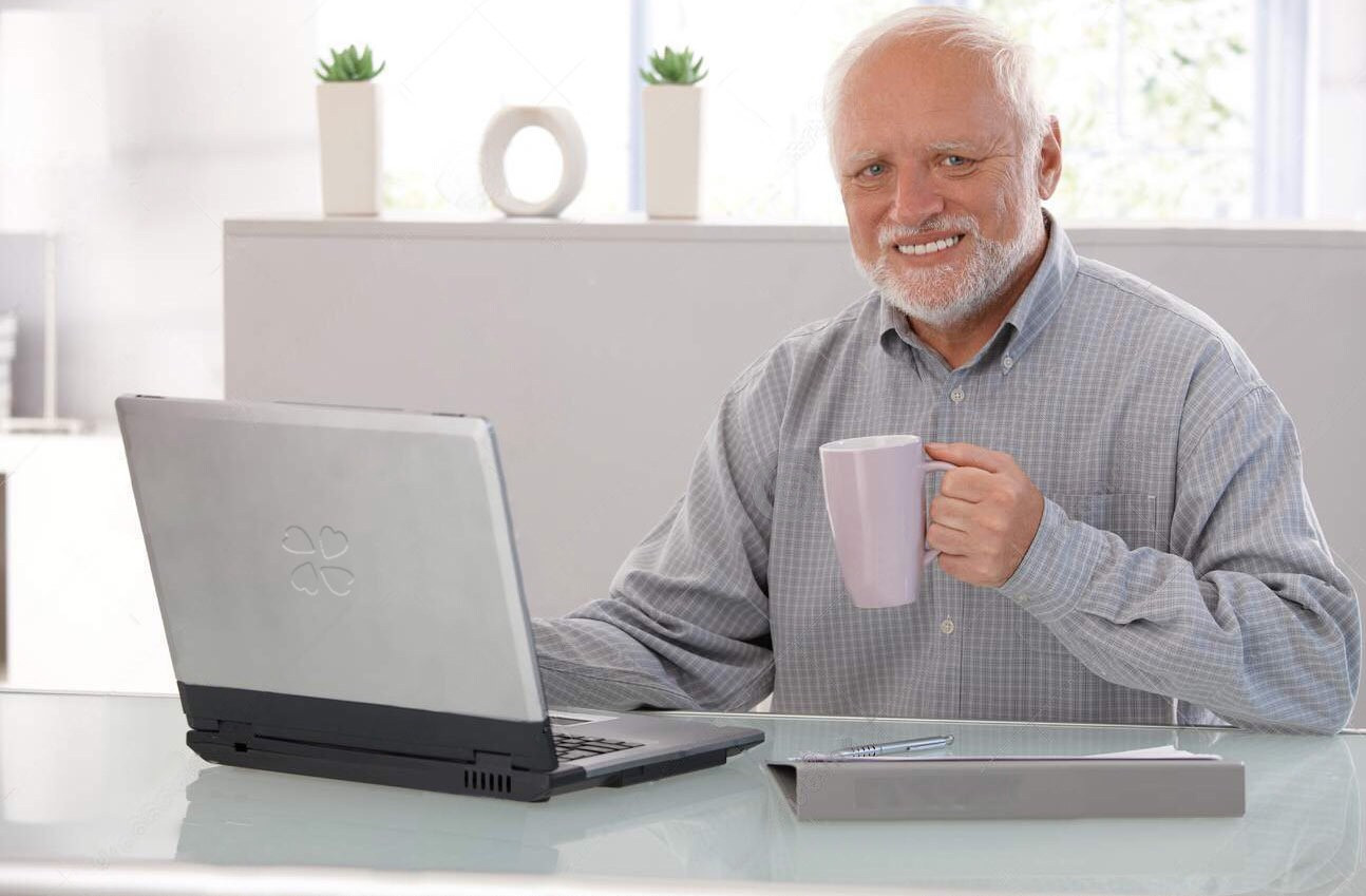 Plantilla de meme Old man computer coffee meme