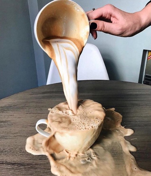 Plantilla de meme Overflowing coffee