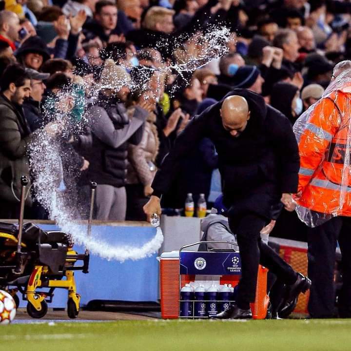 Plantilla de meme Pep Guardiola Throwing Water Bottle Meme