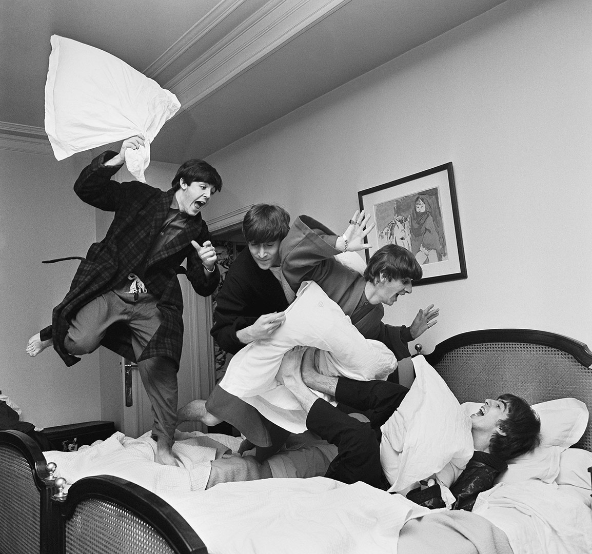 Plantilla de meme Pillow Fight Beatles