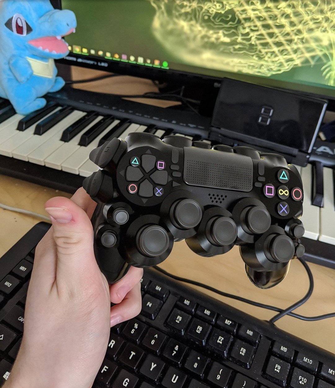 Plantilla de meme playstation controller with lots of buttons