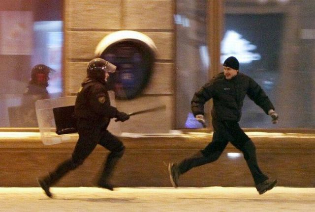 Plantilla de meme Police Chasing Guy