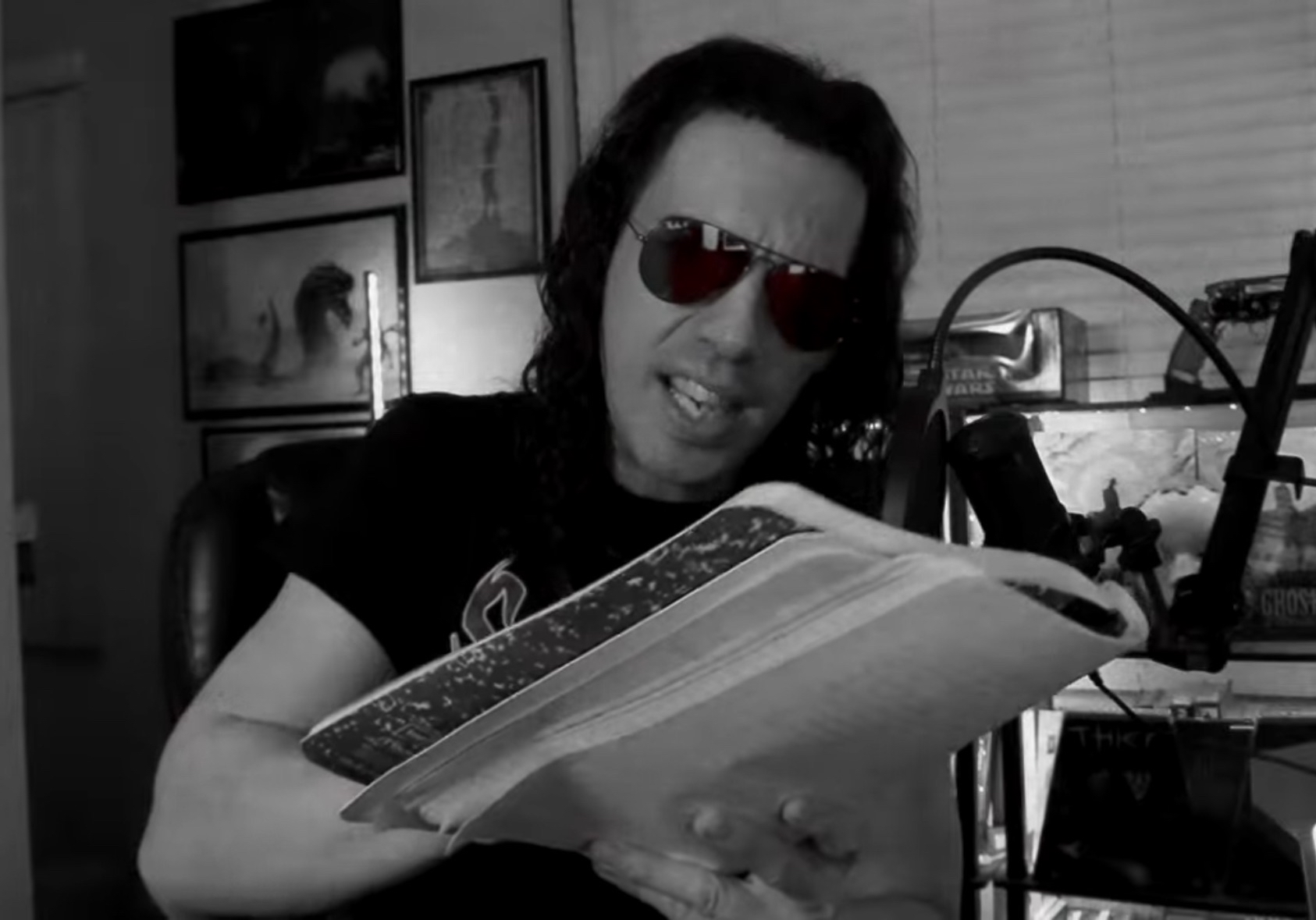 Plantilla de meme Razorfist reading from a notebook