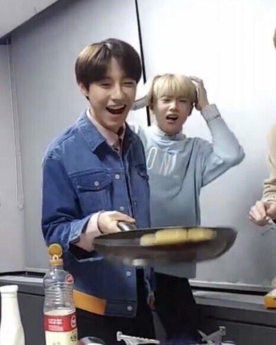 Plantilla de meme Renjun flipping pancakes