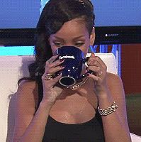 Plantilla de meme Rihanna sips tea