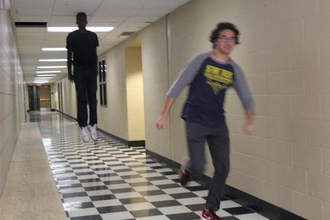 Plantilla de meme Running away from a floating black man