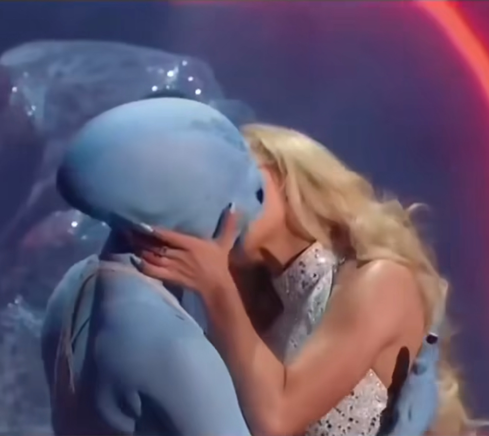 Plantilla de meme Sabrina Carpenter and Alien kiss