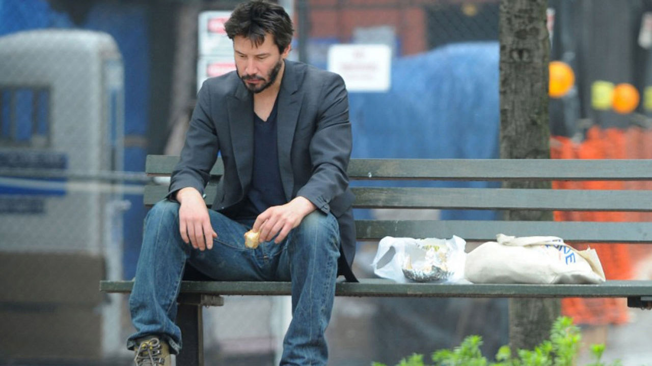 Plantilla de meme Sad Keanu Reeves on a bench