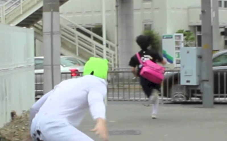 Plantilla de meme Salamander man chasing a girl