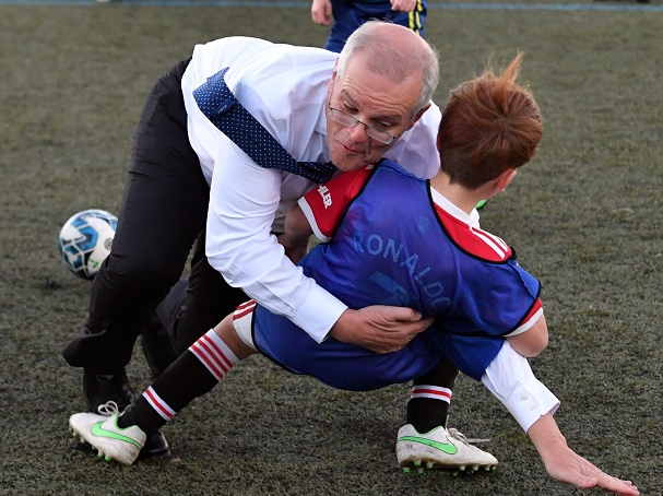 Plantilla de meme scomo tackle meme