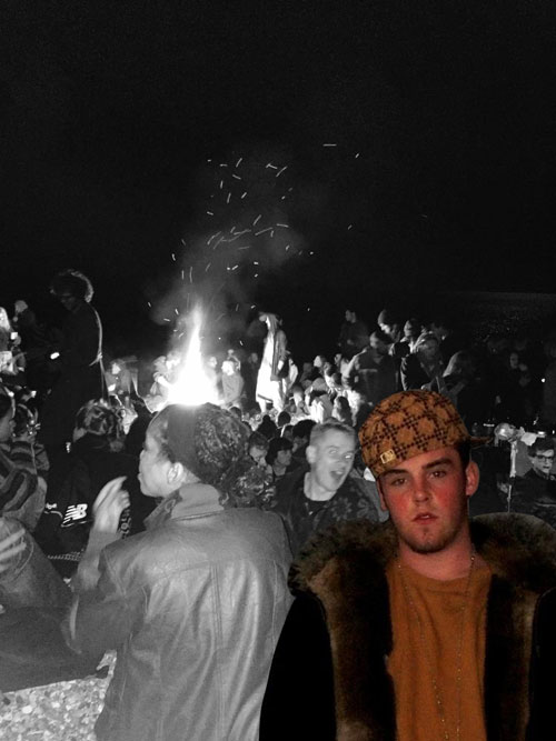 Plantilla de meme "Scumbag Steve" at a beach party