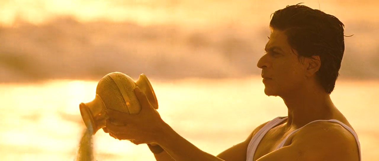 Plantilla de meme Shah Rukh Khan pouring stuff into our minds.