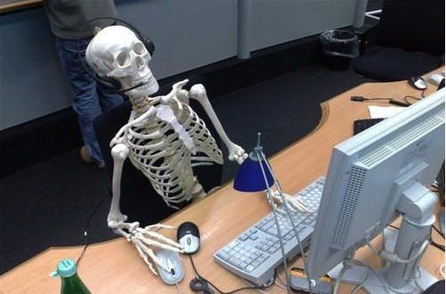 Plantilla de meme Skeleton at desk/computer/work