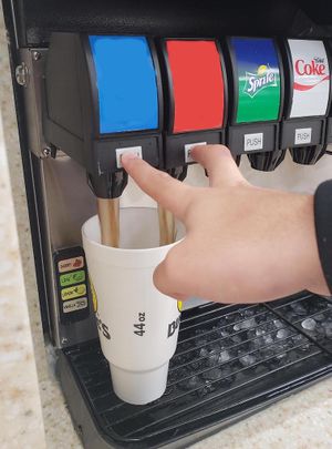 Plantilla de meme Soda fountain double pour