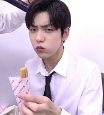 Template meme Soobin looking disgusted with his churro
