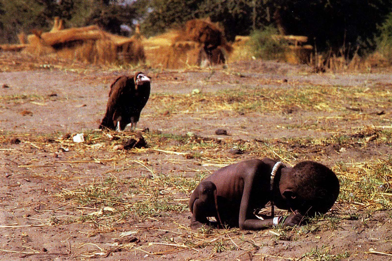 Plantilla de meme starving girl and vulture