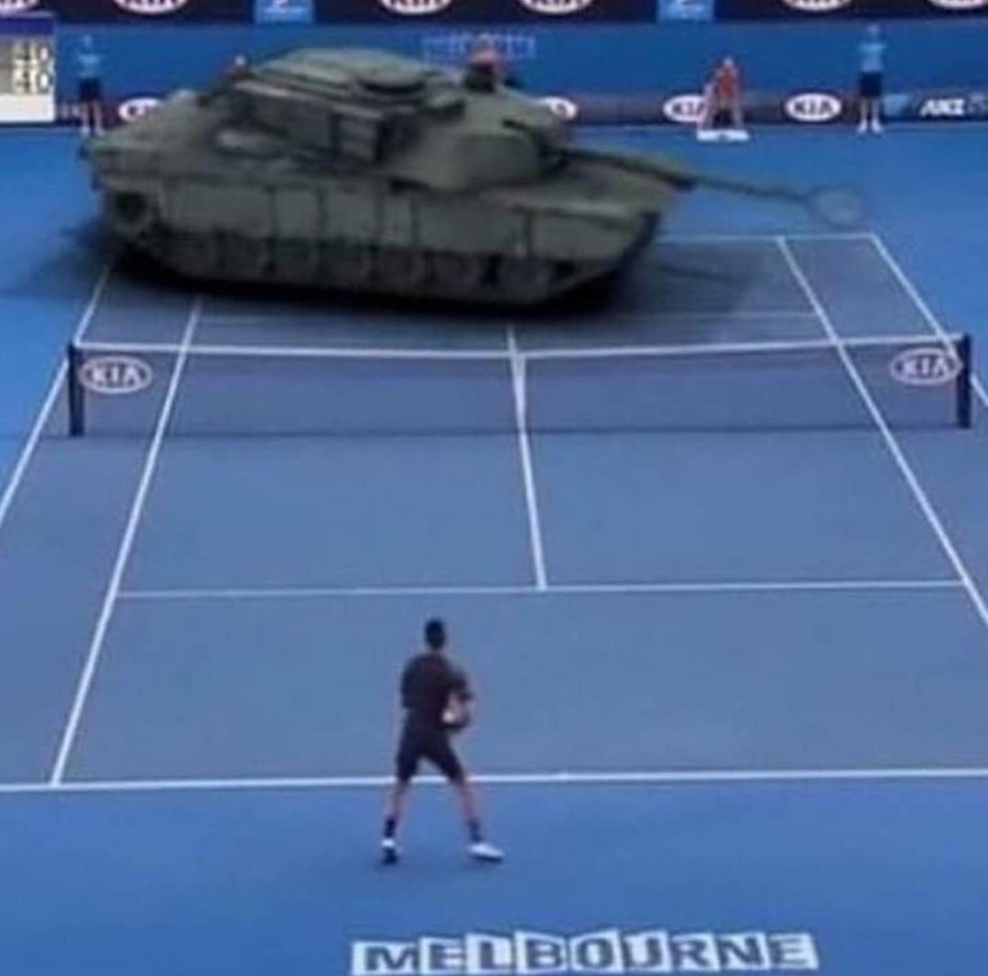 Plantilla de meme Tank vs Tennis Player