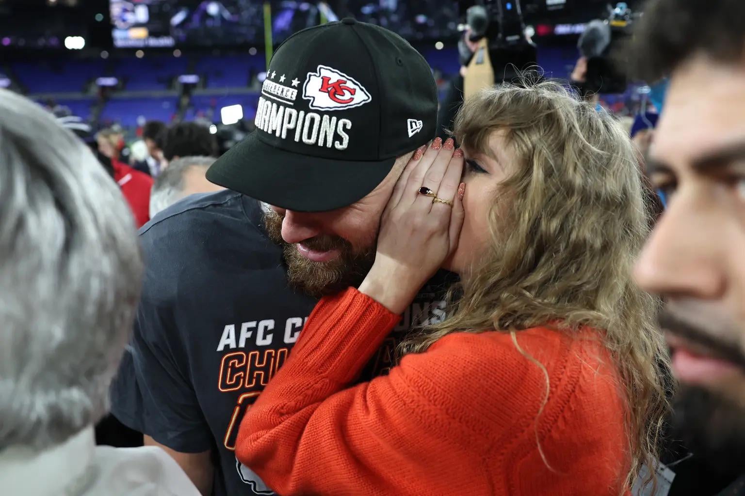 Plantilla de meme Taylor Swift whispering to Travis Kelce