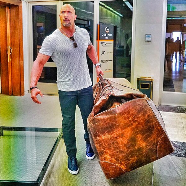 Plantilla de meme The Rock Carrying Giant Bag