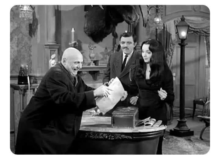 Template meme UNCLE FESTER READS TO GOMEZ ADDAMS AND MORTICIA