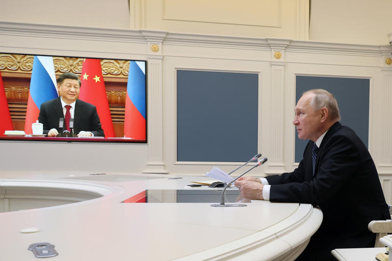 Plantilla de meme Vladimir Putin and Xi Jinping in a long-distance relationship