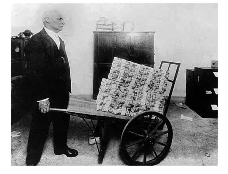 Plantilla de meme Wheelbarrow full of Money
