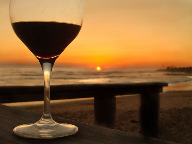 Plantilla de meme wine glass on beach