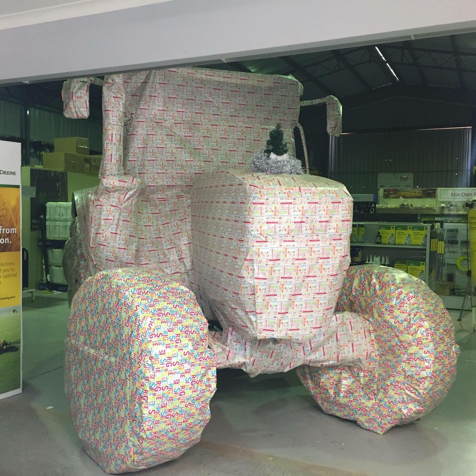 Plantilla de meme wraped tractor