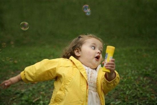 Plantilla de meme Yellow raincoat girl
